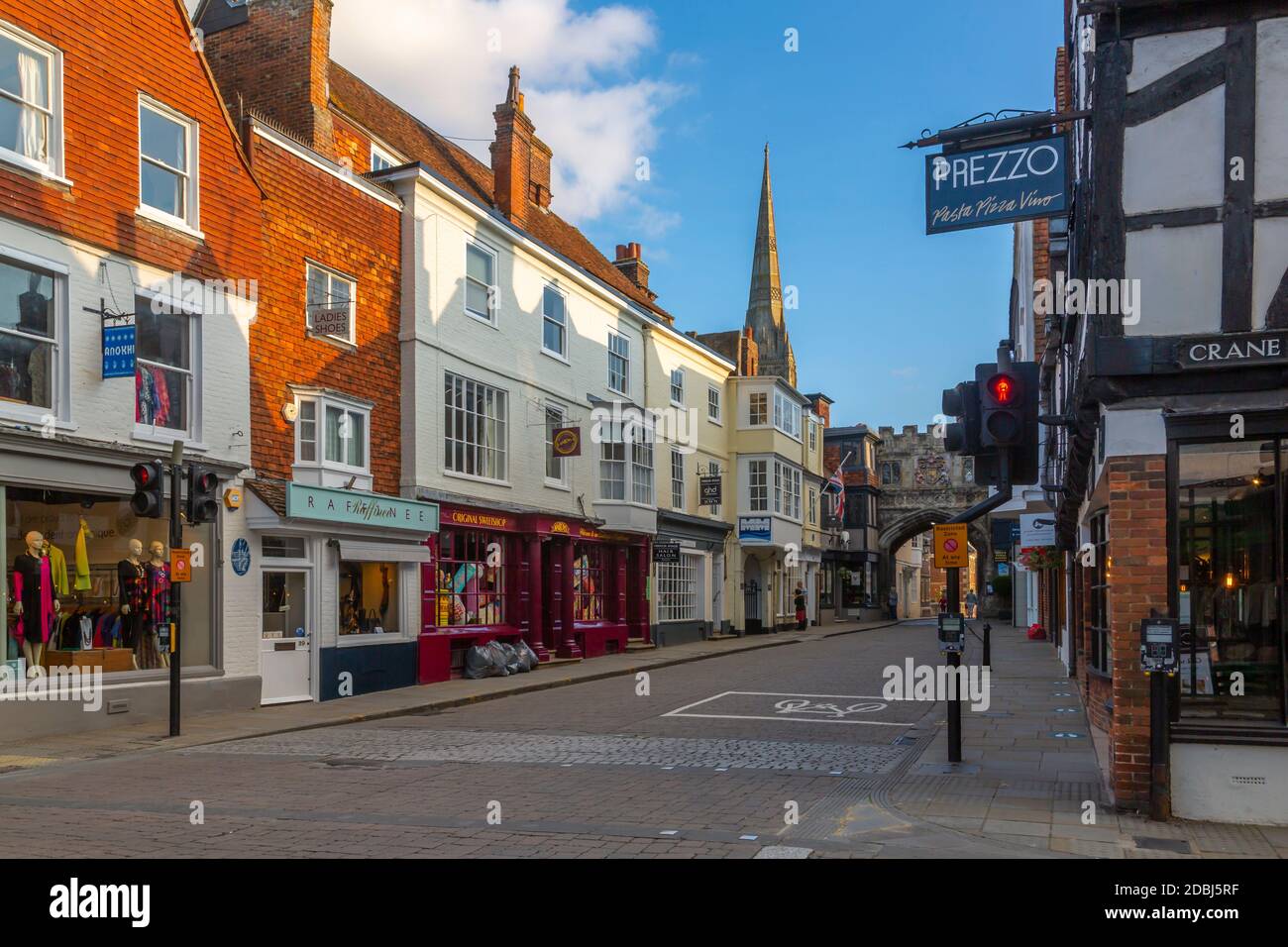 Vista dei negozi e dei bar su High Street, Salisbury, Wiltshire, Inghilterra, Regno Unito, Europa Foto Stock