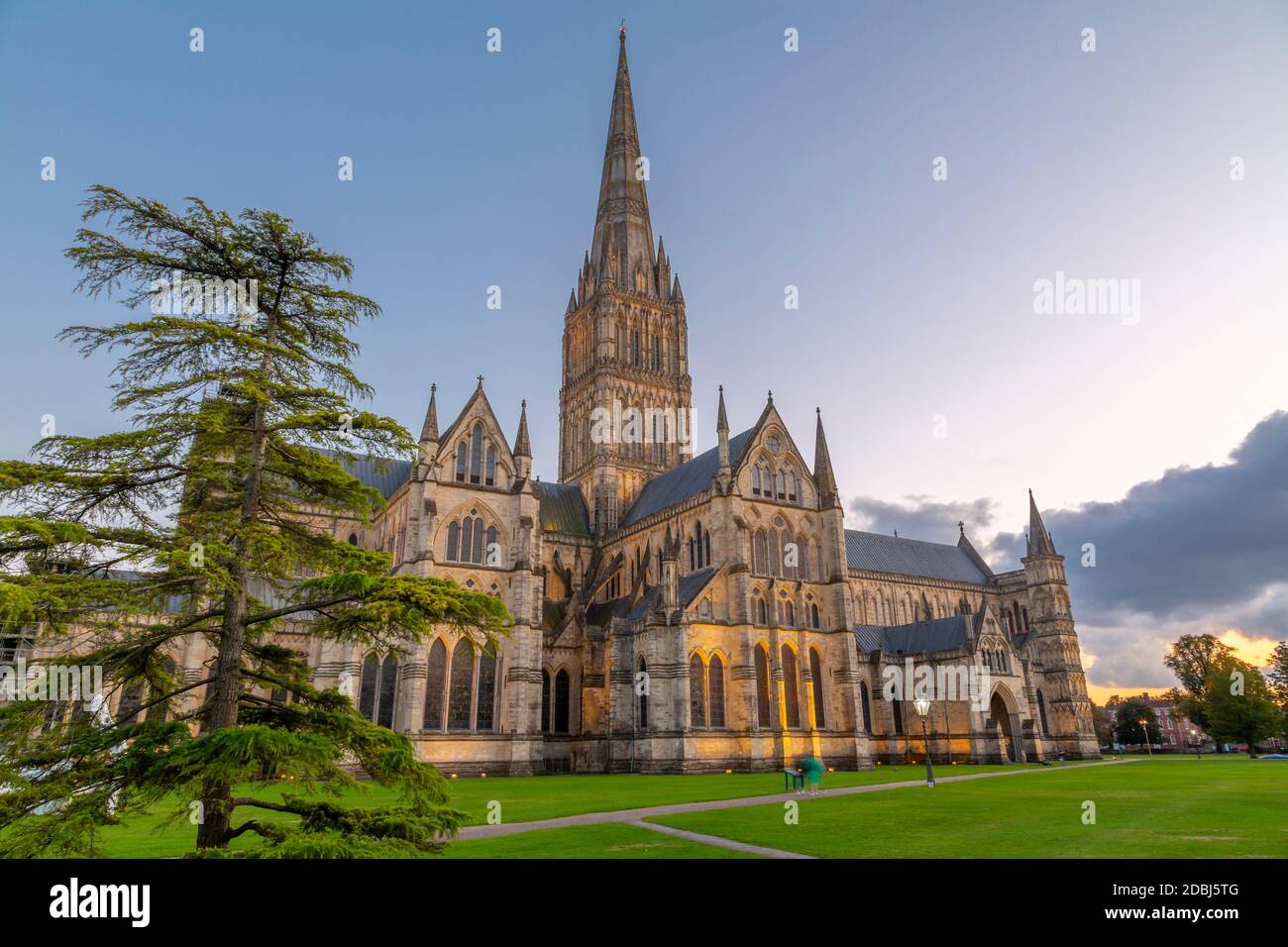 Veduta della Cattedrale di Salisbury al tramonto, Salisbury, Wiltshire, Inghilterra, Regno Unito, Europa Foto Stock
