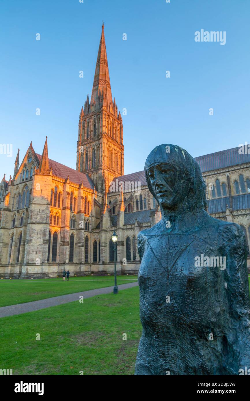Veduta della Cattedrale di Salisbury e della statua al tramonto, Salisbury, Wiltshire, Inghilterra, Regno Unito, Europa Foto Stock