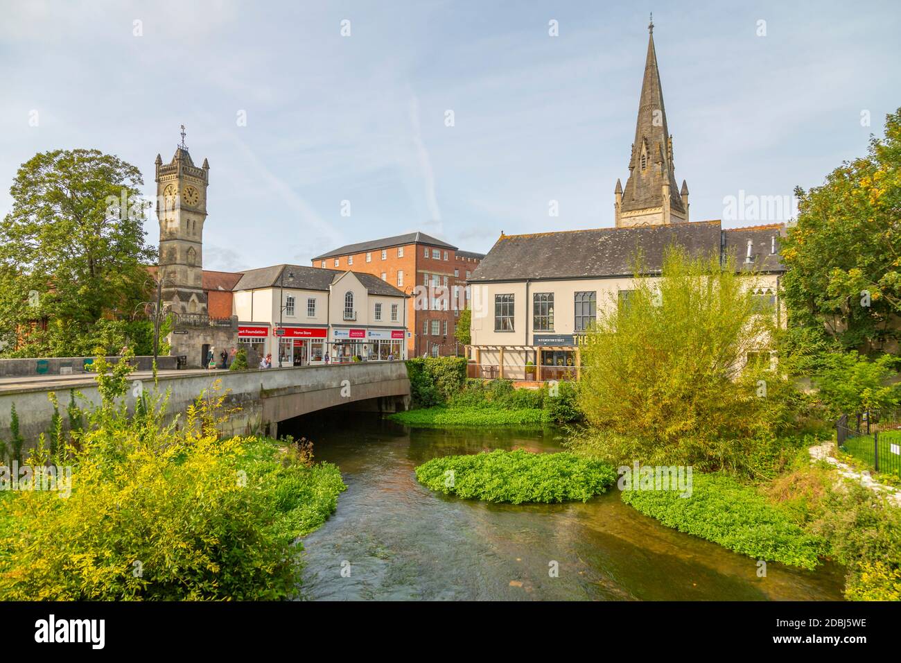 Vista sul fiume Avon e la torre dell'orologio ornata su Fisherton's Street, Salisbury, Wiltshire, Inghilterra, Regno Unito, Europa Foto Stock