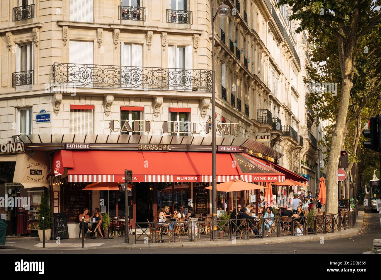 Esterno del Cafe le Dome Brasserie, Parigi, Ile-de-France, Francia, Europa Foto Stock