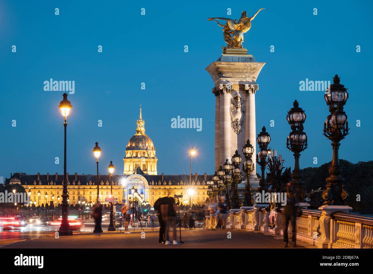 Pont Alexandre III e Les Invalides, Parigi, Ile-de-France, Francia, Europa Foto Stock