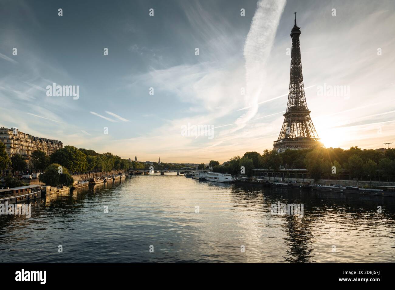 Torre Eiffel e Fiume Senna all'alba, Parigi, Ile-de-France, Francia, Europa Foto Stock