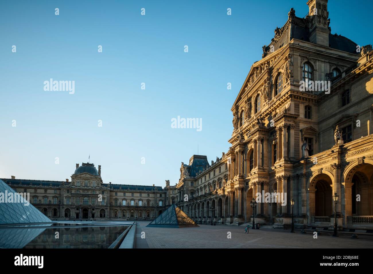 Museo del Louvre all'alba, Parigi, Ile-de-France, Francia, Europa Foto Stock