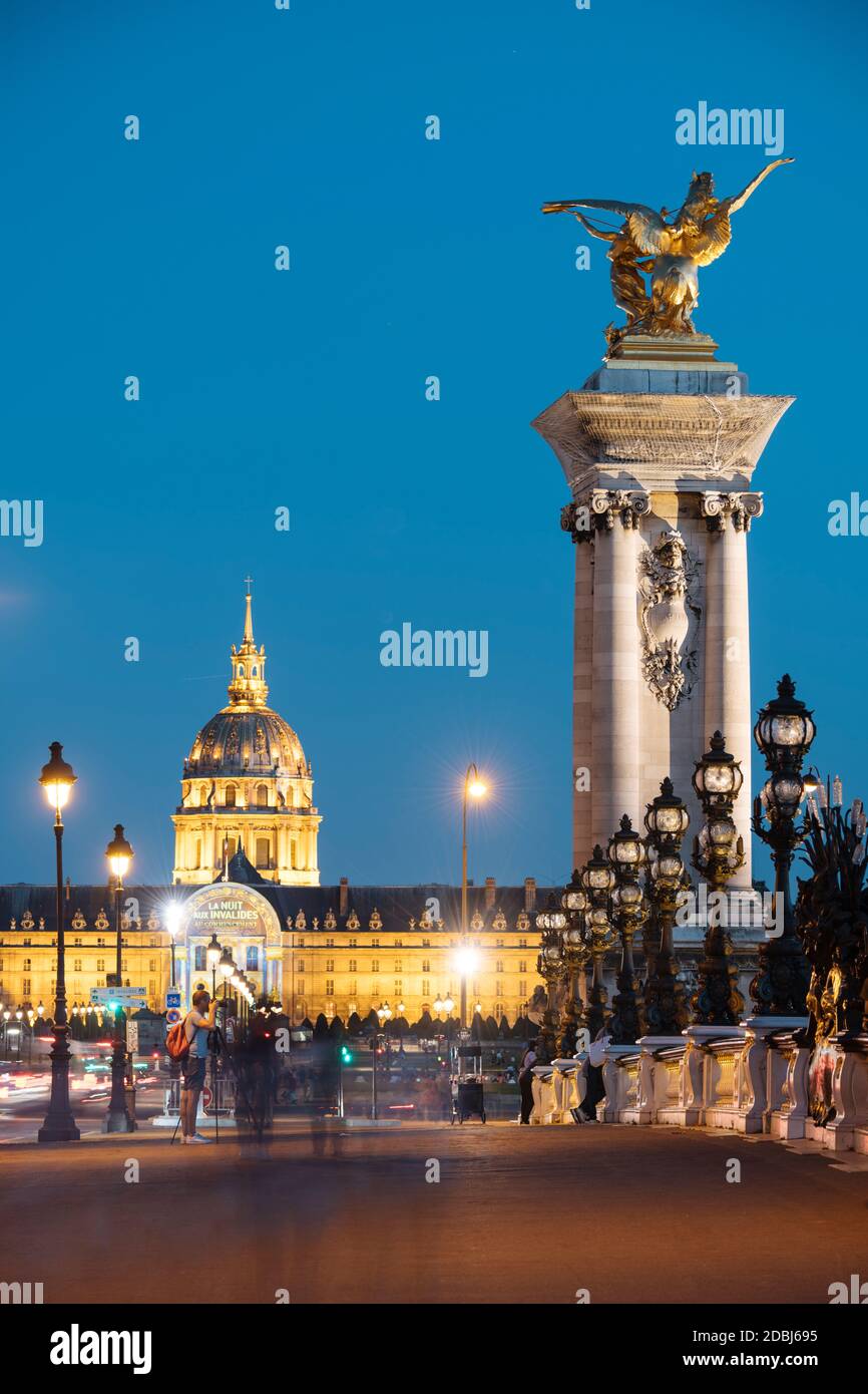 Pont Alexandre III e Les Invalides, Parigi, Ile-de-France, Francia, Europa Foto Stock