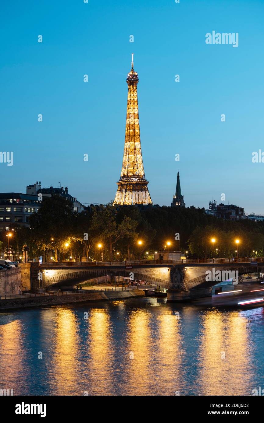 Torre Eiffel e Fiume Senna al crepuscolo, Parigi, Ile-de-France, Francia, Europa Foto Stock