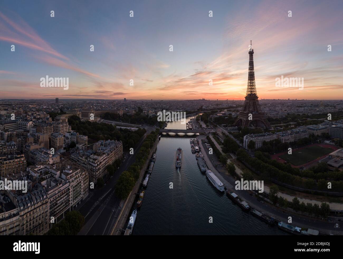 Torre Eiffel e Fiume Senna all'alba, Parigi, Ile-de-France, Francia, Europa Foto Stock