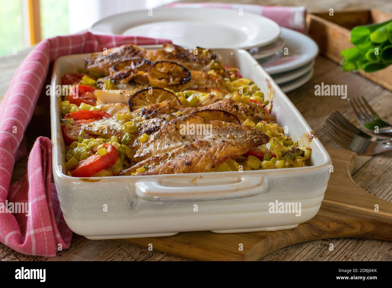 Delizioso pasto di pesce fatto in casa in una casseruola con salsa alla crema e pasta Foto Stock