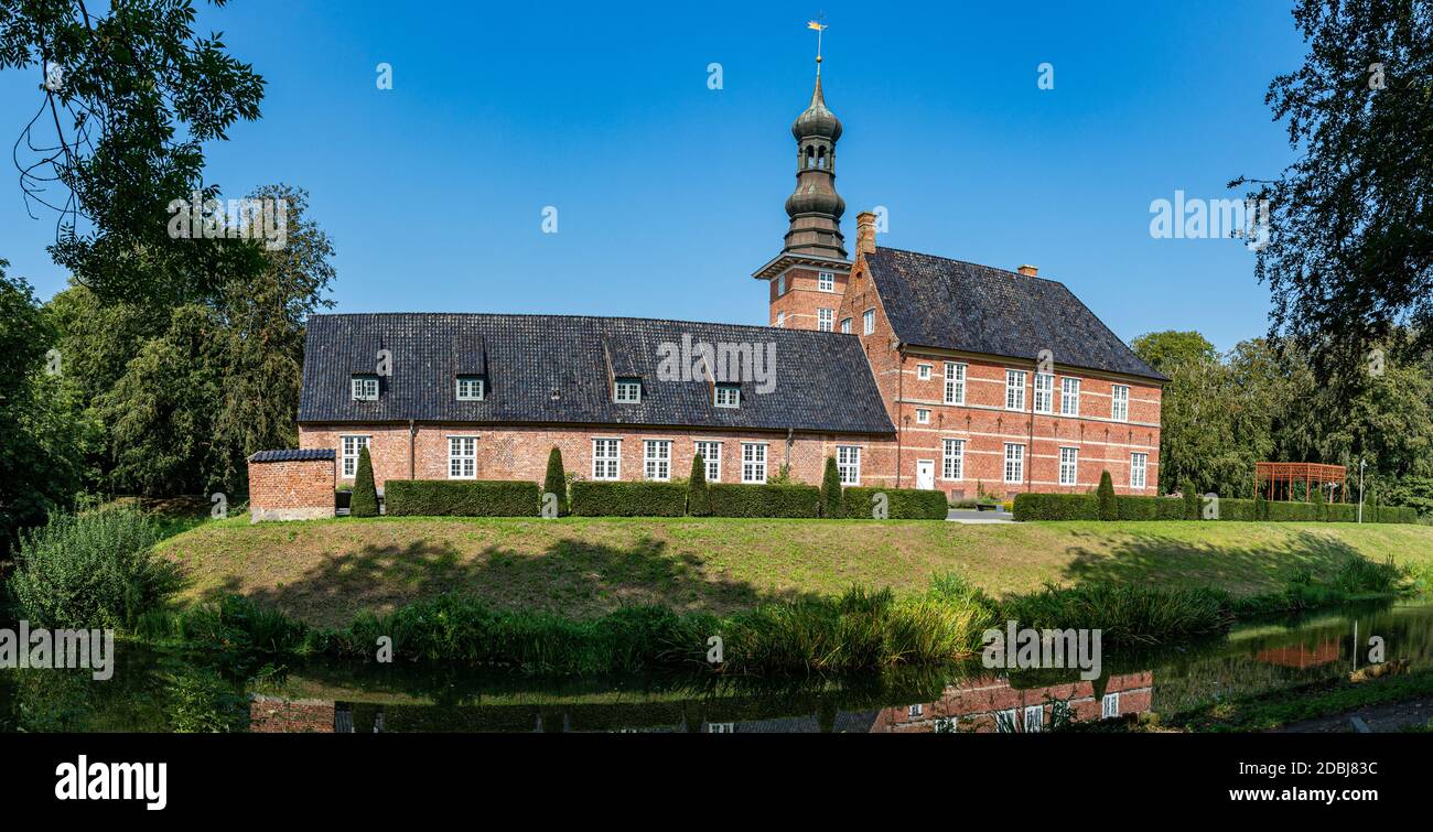 Cielo blu dietro il castello di fronte a Husum Foto Stock