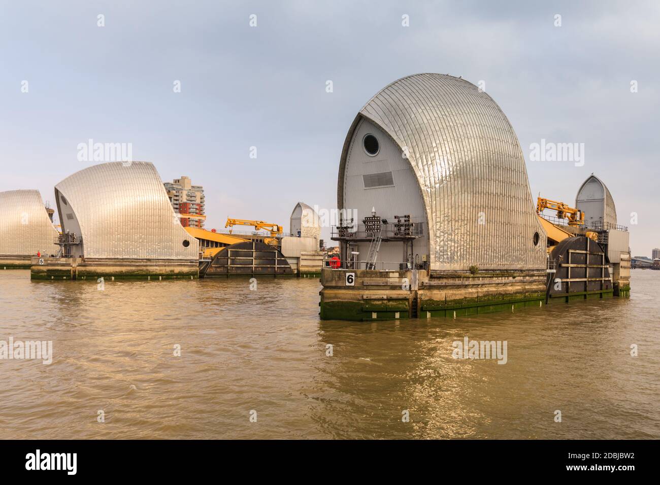 Thames Barrier barriere di difesa dalle inondazioni, protezione dalle inondazioni vicino a Woolwich, Greenwich, Londra, Inghilterra, Regno Unito Foto Stock