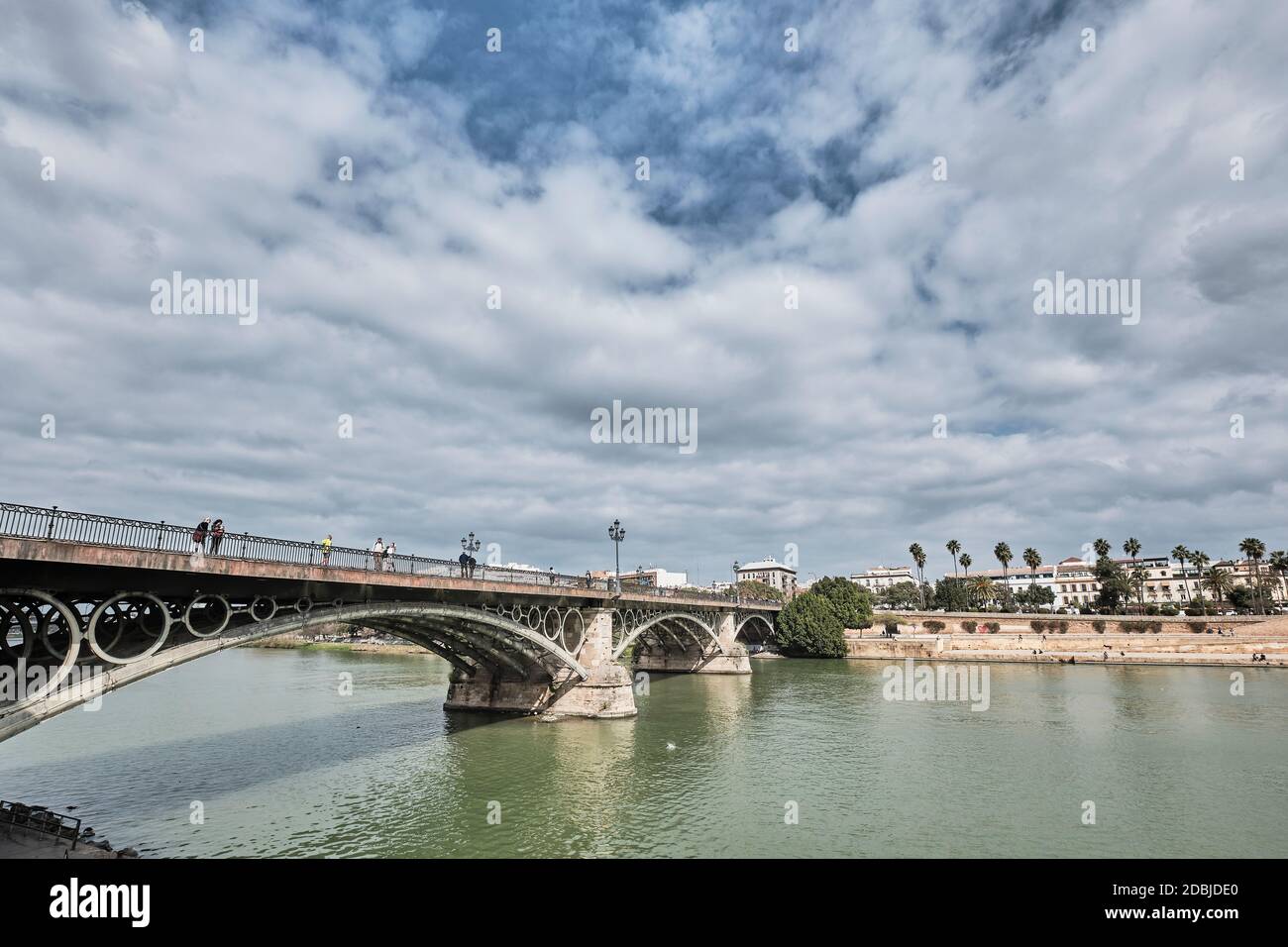 Vista del darsena dal fiume Guadalquivir a Siviglia. Andalucia, Spagna Foto Stock