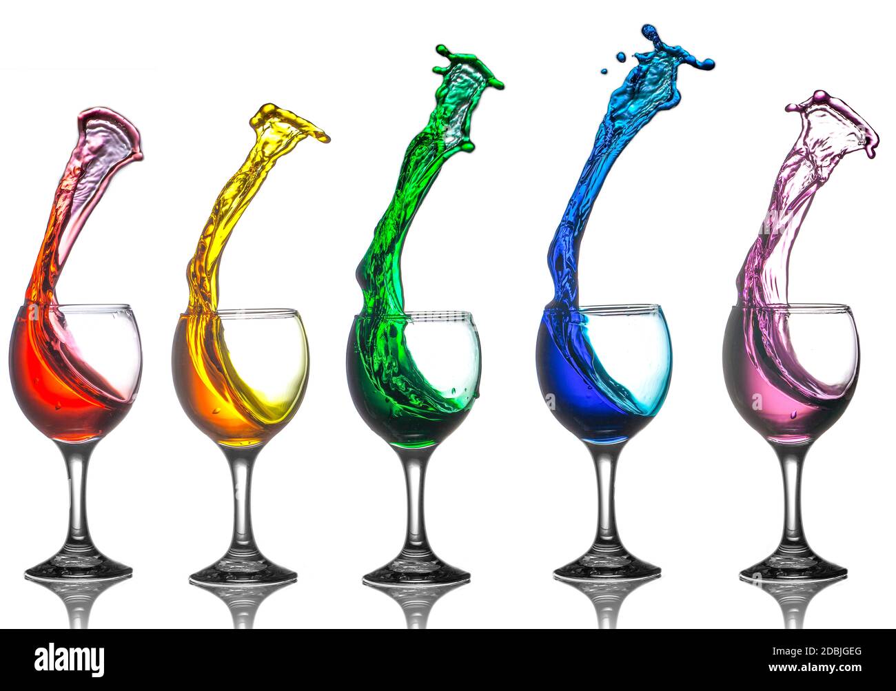 Arcobaleno di 5 bicchieri di acqua colorata Foto Stock