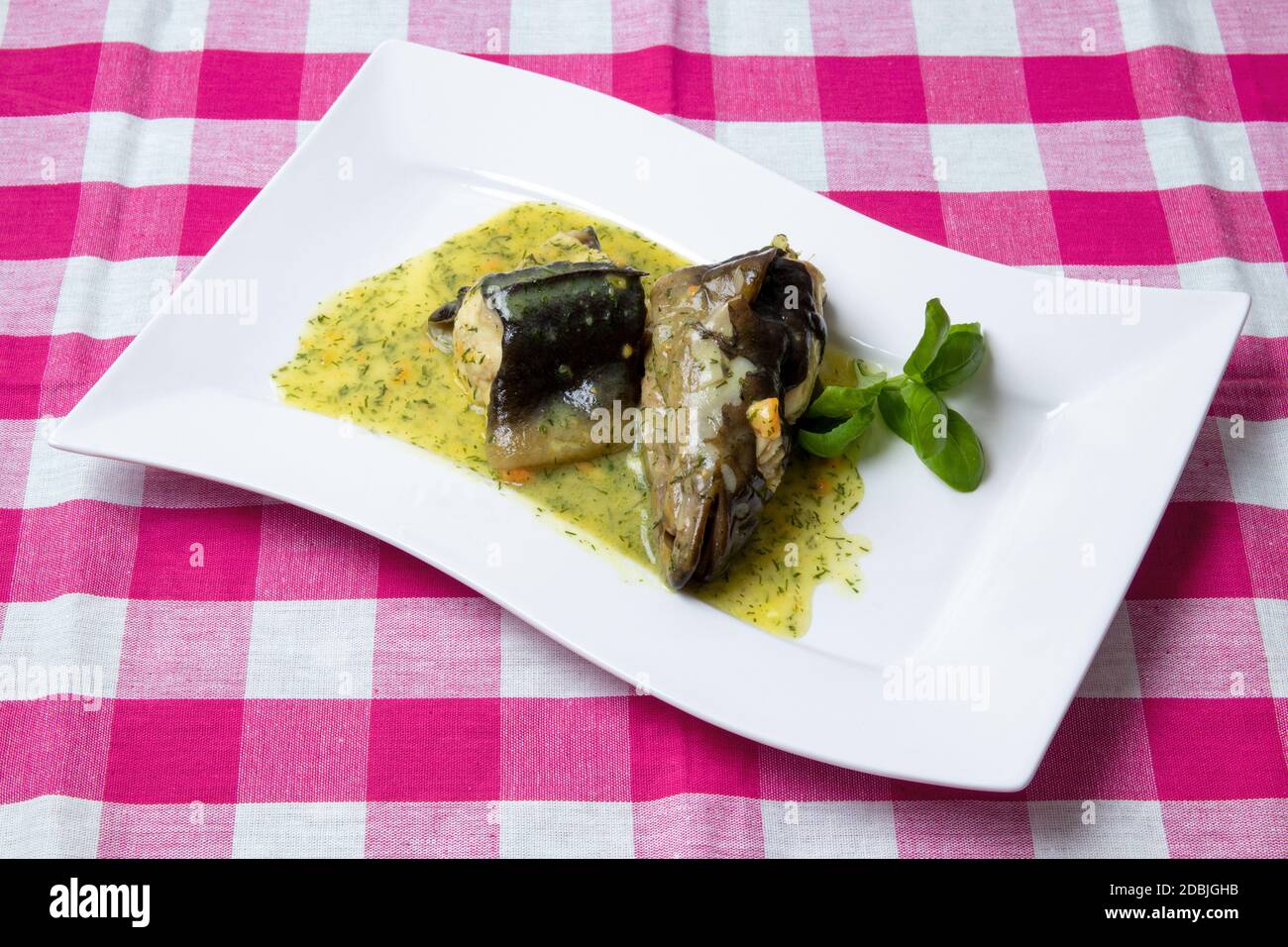 Anguilla appena pescata dal fiume Havel a Potsdam (Germania) è stata cotta in un brodo di verdure, verdure, spezie e vino bianco e servita su un portcel Foto Stock