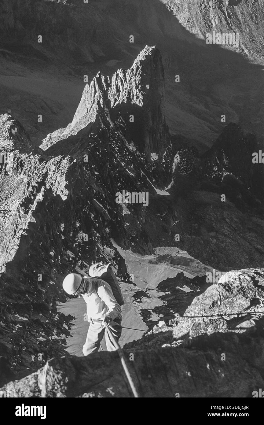 Kenya. Questo è alpinismo sul Monte Kenya la montagna più alta in Kenya 17,058ft; 5199m come è stato nel 1976/77 mostrato qui discesa Nelion giù la faccia sud con Point John 16,020ft 4883m, dominando la scena sul picco minore Midget 15,420ft; 4700m. Foto Stock