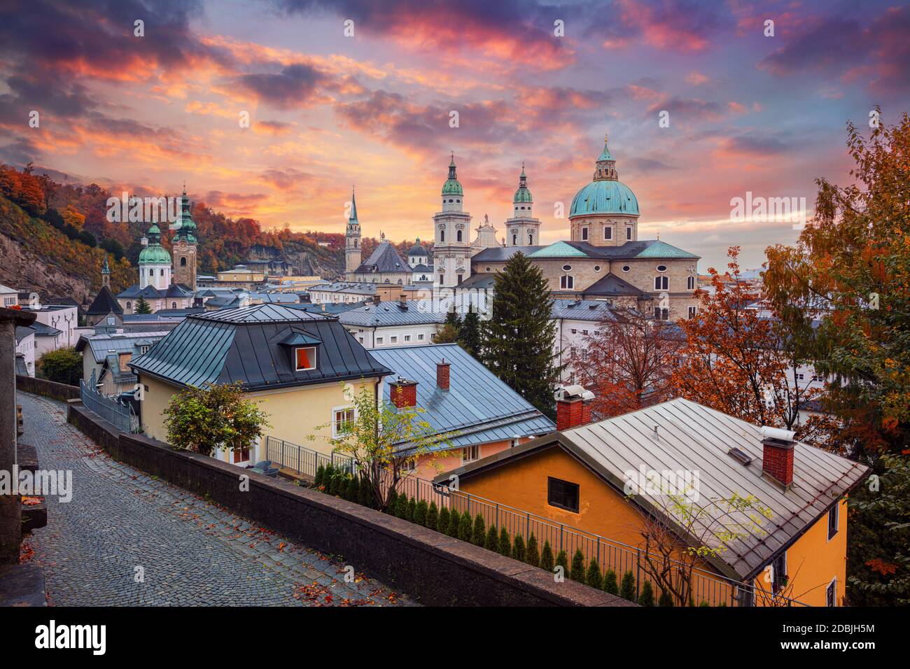 Salisburgo, Austria. Immagine del paesaggio urbano di Salisburgo, Austria, con la cattedrale di Salisburgo al bellissimo tramonto autunnale. Foto Stock