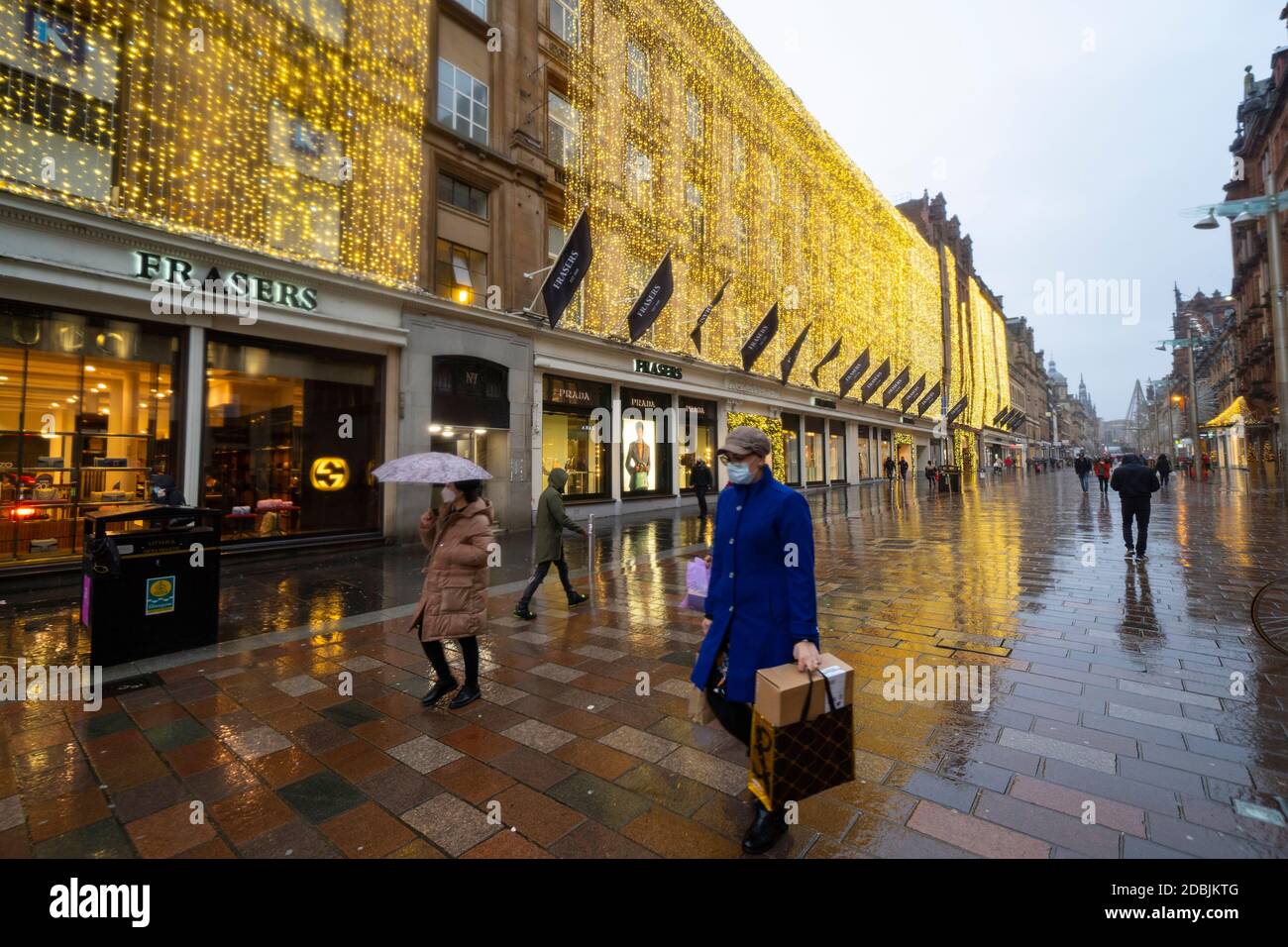 Glasgow, Scozia, Regno Unito. 1° novembre 2020. Il governo scozzese ha annunciato oggi che da venerdì 20 novembre sarà introdotto il blocco di livello 4 più grave in undici aree del consiglio scozzese. Questo significa che non sono essenziali negozi e bar, ristoranti e caffè. Nella foto, gli acquirenti passano le luci di Natale nei grandi magazzini Frasers in Buchanan Street. Iain Masterton/Alamy Live News Foto Stock