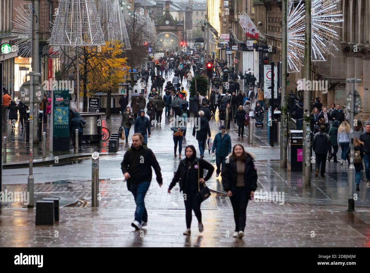 Glasgow, Scozia, Regno Unito. 1° novembre 2020. Il governo scozzese ha annunciato oggi che da venerdì 20 novembre sarà introdotto il blocco di livello 4 più grave in undici aree del consiglio scozzese. Questo significa che non sono essenziali negozi e bar, ristoranti e caffè. Nella foto, via Buchanan piena di acquirenti. Iain Masterton/Alamy Live News Foto Stock