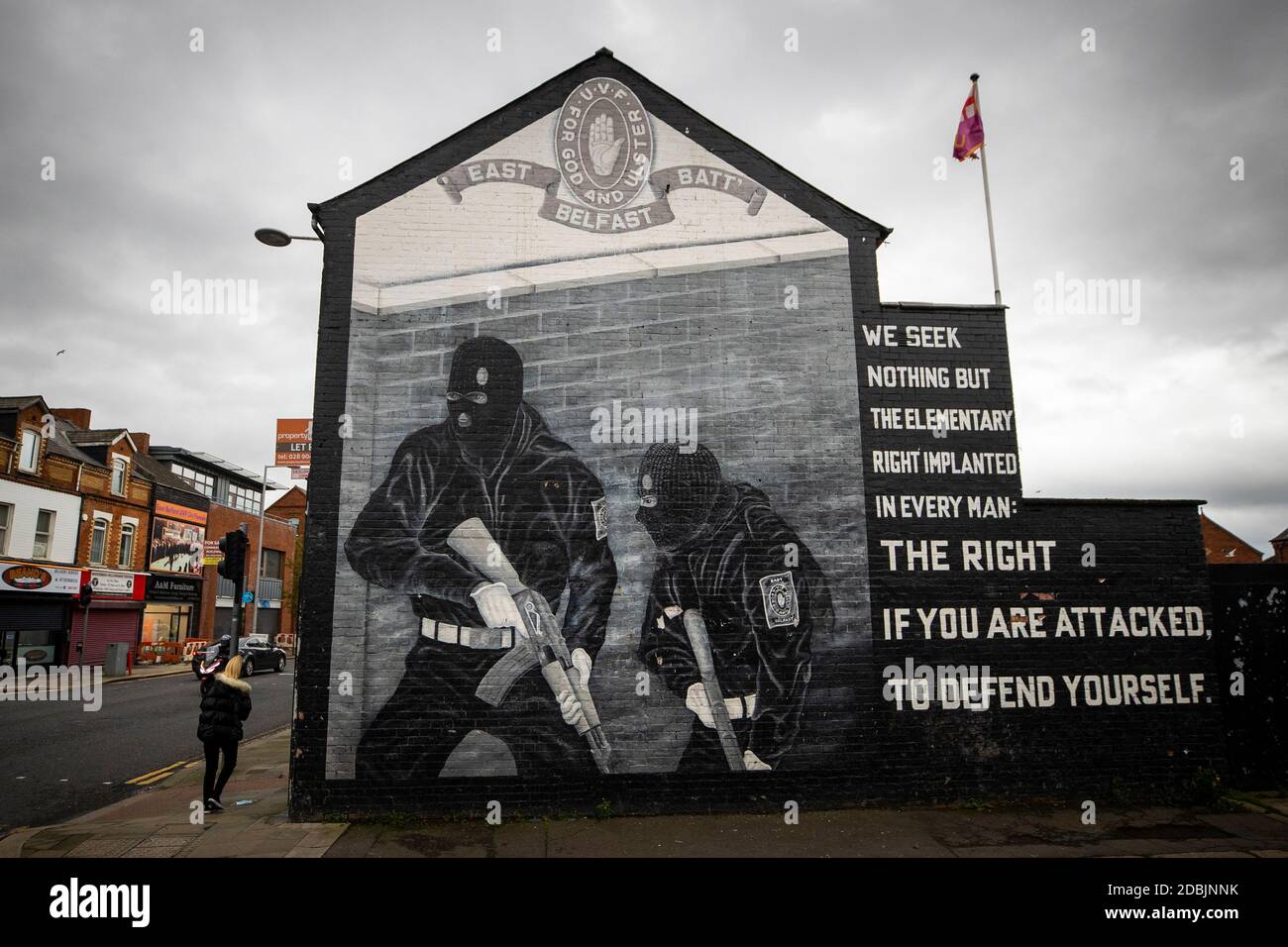 Ulster Volonteer Force (UVF) murale a sostegno del gruppo paramilitare fedele Ulster, sul muro di una proprietà sulla Lower Newtownards Road, nella parte est di Belfast. Il paramilitarismo rimane un "pericolo chiaro e presente" nell'Irlanda del Nord, una nuova relazione ha riscontrato. La Commissione indipendente di segnalazione (IRC) ha affermato che la polizia capisce che rimangono migliaia di membri paramilitari 'in piedi'. Foto Stock