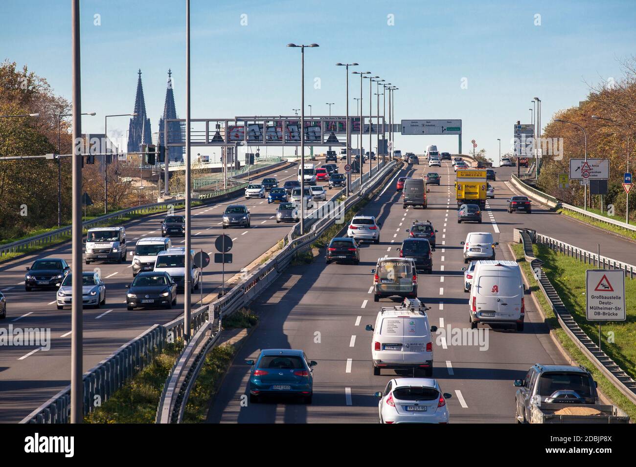 La strada di accesso B 55a al ponte dello zoo, al quartiere di Kalk e Buchforst, sullo sfondo della cattedrale, Colonia, Germania. Auffahrt B 55a zur Zoobruec Foto Stock