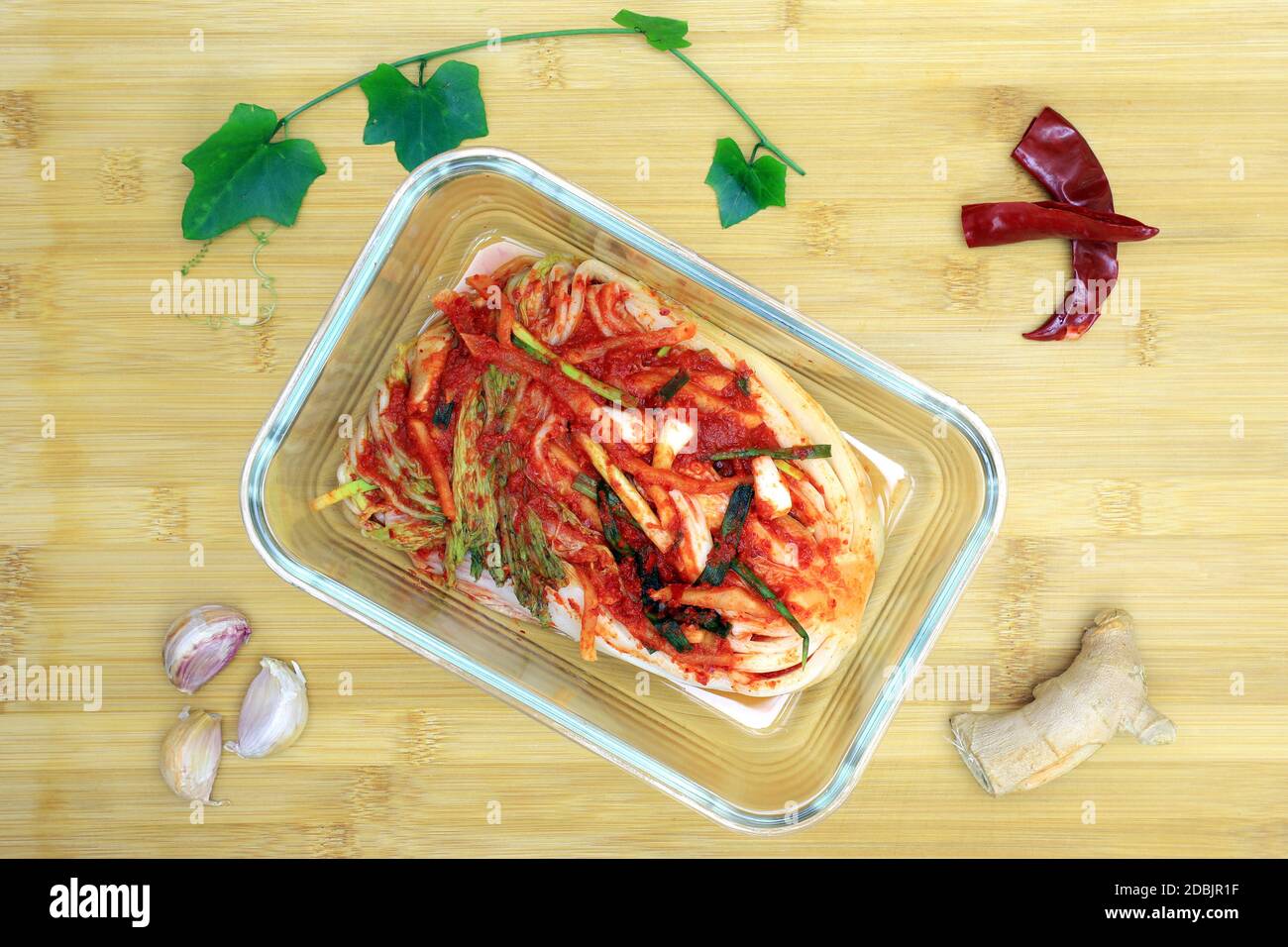 Il kimchi è il nome delle verdure sottaceto coreane. Il kimchi nella foto è fatto di cavolo cinese, aspero, dolce e leggermente piccante. Può essere mangiato come Foto Stock