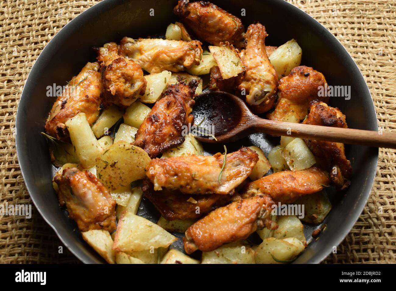 Pollo al forno impanato nella padella Foto Stock