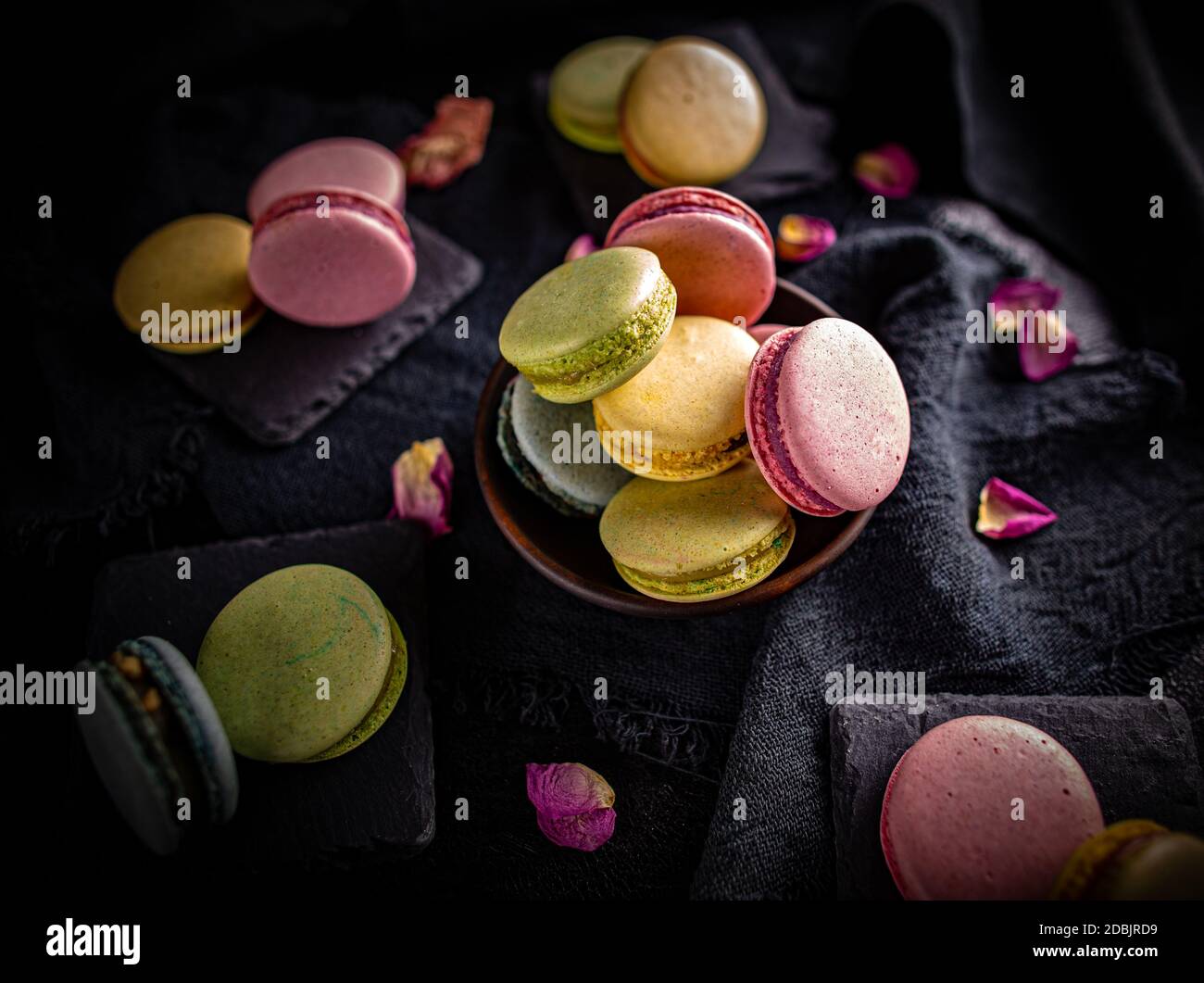 Ancora vita di dessert di macaron francesi. Biscotti alla meringa alla mandorla francese Foto Stock