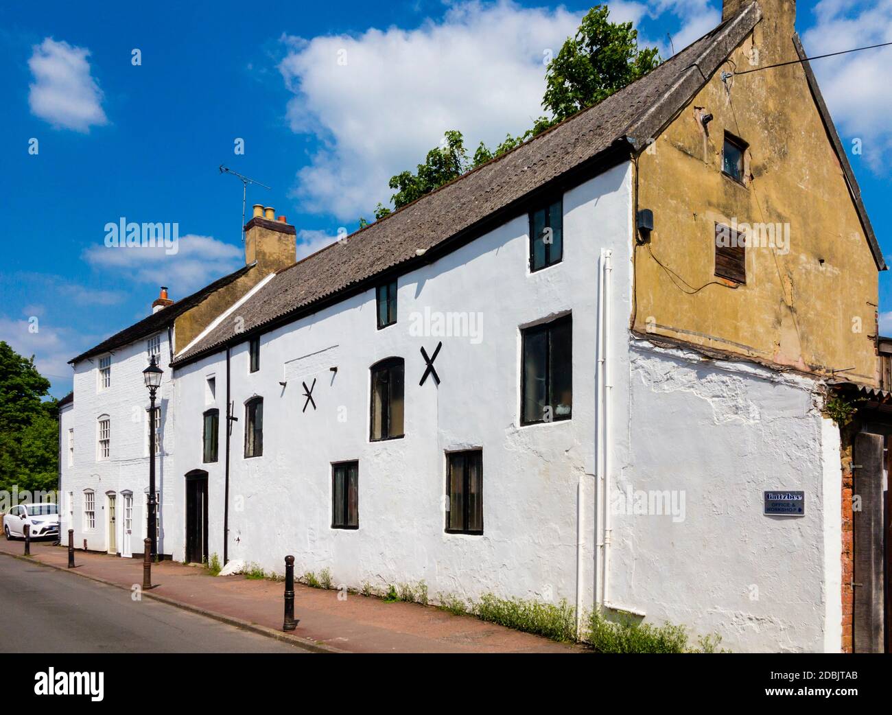 Vecchi edifici imbiancati in Darley Abbey un villaggio storico vicino Derby nelle East Midlands Inghilterra Regno Unito Foto Stock