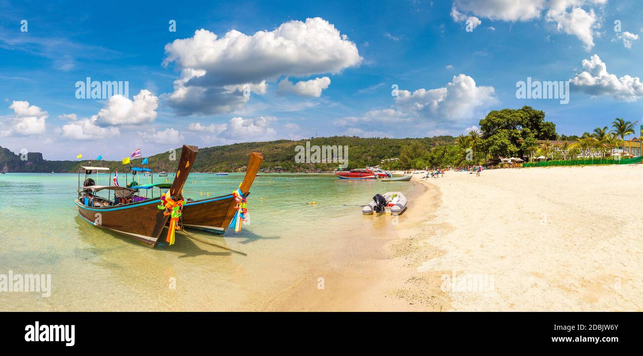 Panorama della tradizionale barca tailandese a coda lunga alla spiaggia di Log Dalum sull'isola di Phi Phi Don, Thailandia in una giornata estiva Foto Stock