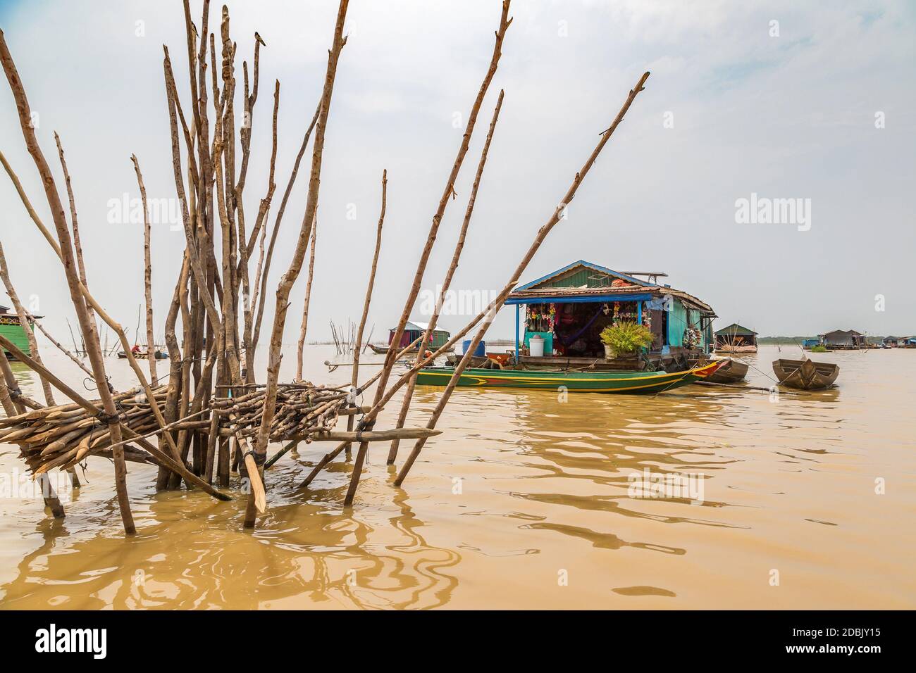 Chong Khneas villaggio galleggiante vicino Siem Reap, Cambogia in una giornata estiva Foto Stock