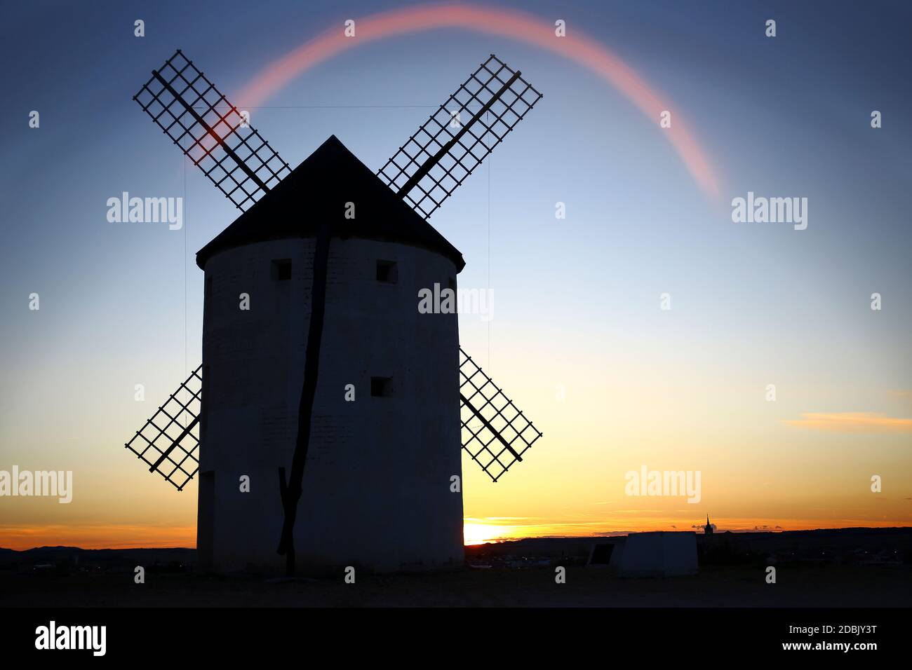 mulini a vento. Consuegra. Spagna un'importante città della provincia di Toledo, nella zona di la Mancha, di origine romana. Situato ai piedi del Cerro Calderi Foto Stock