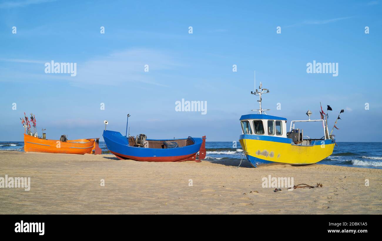 Barche da pesca sulla spiaggia di Rewal sulla costa polacca del Mar Baltico Foto Stock