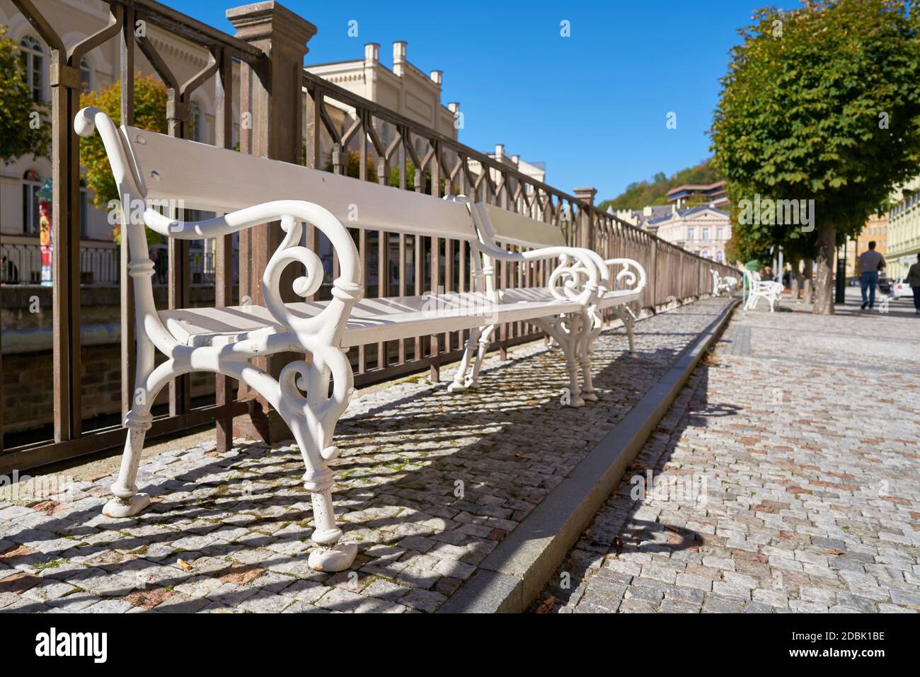 Panchina sulle rive del fiume Tepla nella città vecchia di Karlovy Vary nella Repubblica Ceca Foto Stock