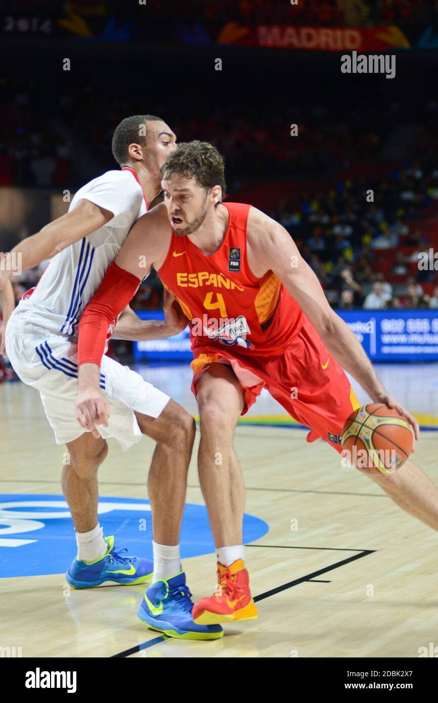 Pau Gasol (Spagna) contro Rudy Gobert (Francia). Coppa del mondo di basket Spagna 2014, quarti di finale Foto Stock