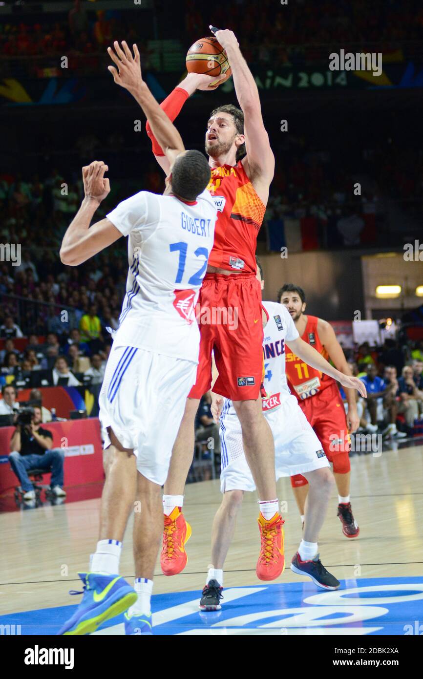 Pau Gasol (Spagna) contro Rudy Gobert (Francia). Coppa del mondo di basket Spagna 2014, quarti di finale Foto Stock