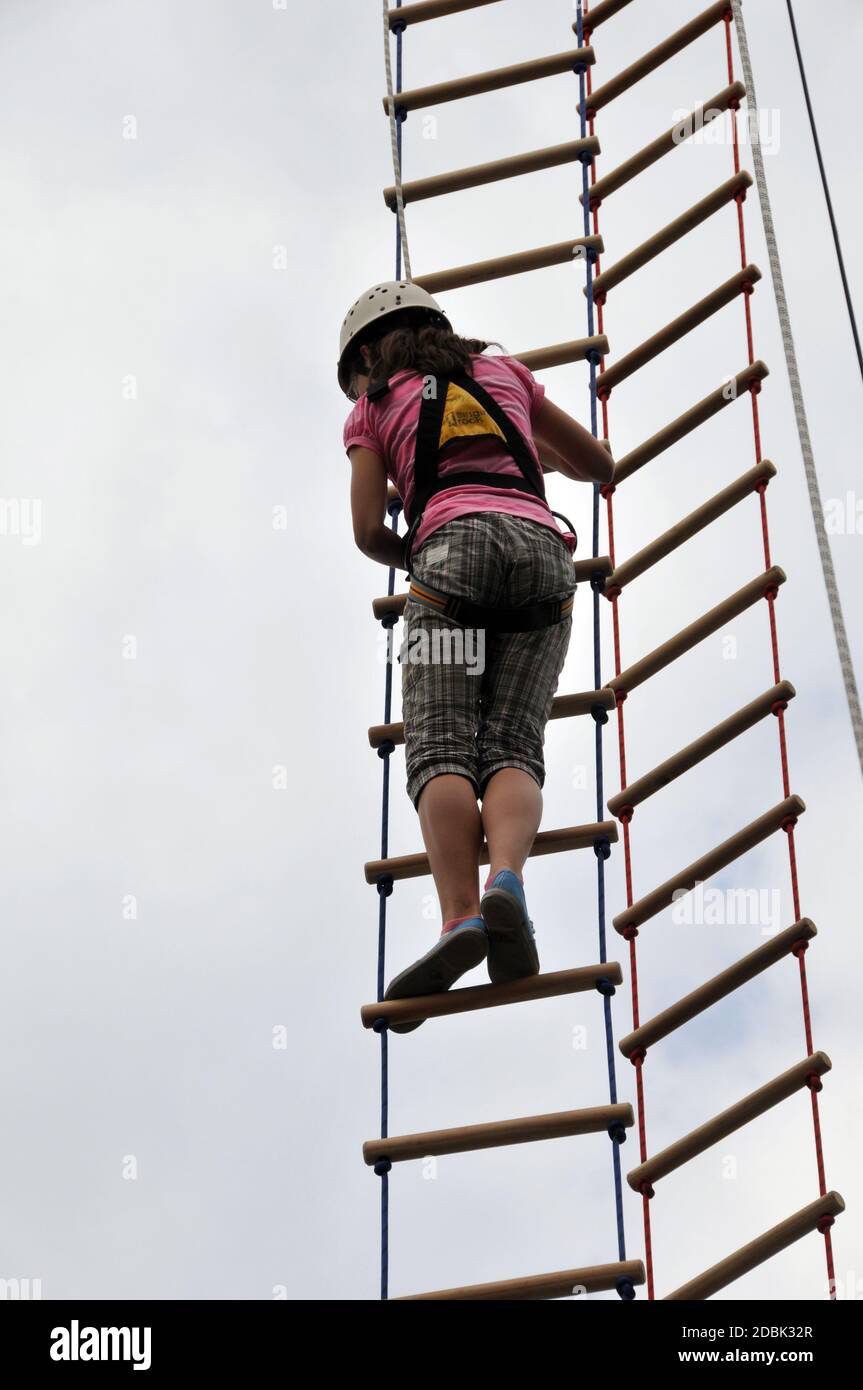 Bambino che sale la scala a pioli immagini e fotografie stock ad alta  risoluzione - Alamy