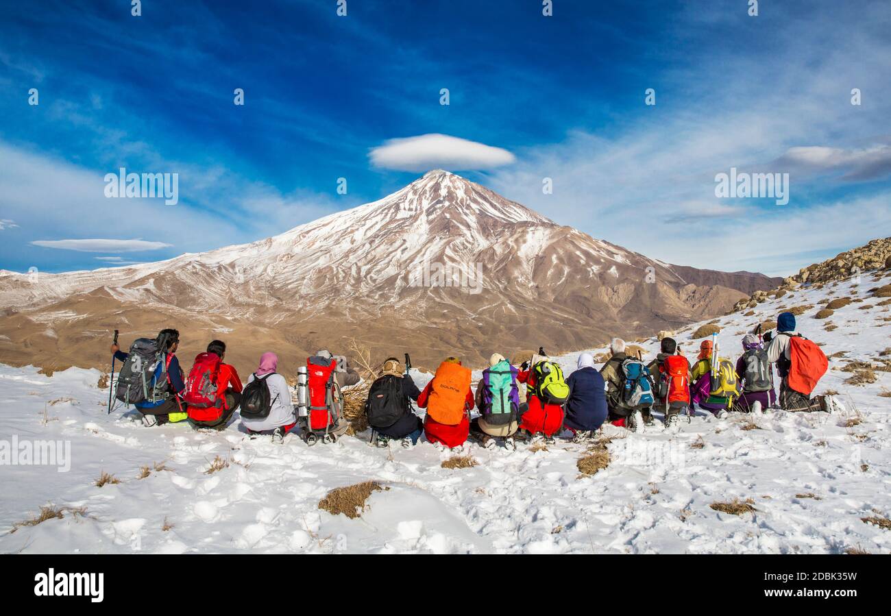 Il monte Damavand, potenzialmente un vulcano attivo è uno stratovulcano che è la vetta più alta in Iran e il vulcano più alto d'Asia. Foto Stock