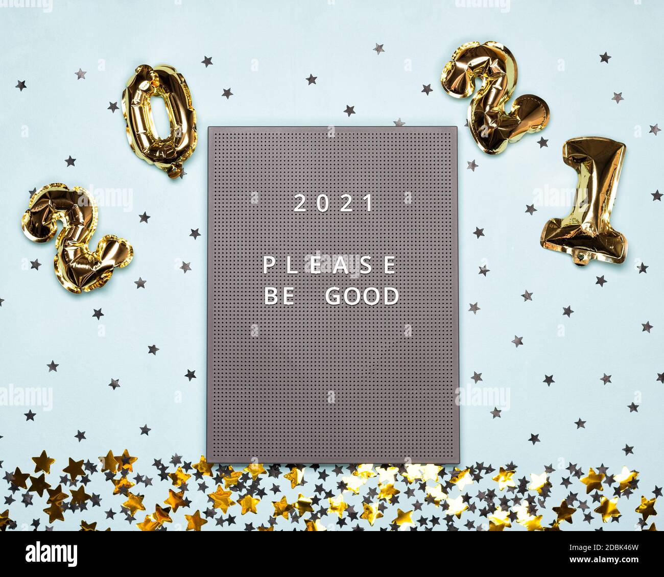 Letter Board con 2021 palloncini e testo si prega di essere buono su sfondo blu con stelle nere e oro e confetti cerchio. Natale o capodanno fe Foto Stock
