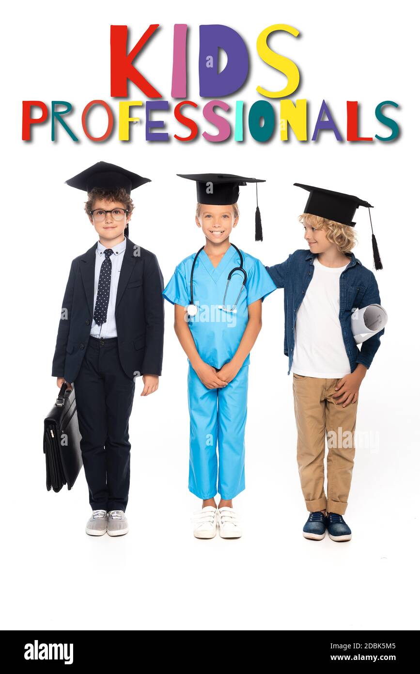 bambini in cappelli di laurea vestiti in costumi di diverse professioni in  piedi vicino ai professionisti dei bambini con scritta bianca Foto stock -  Alamy