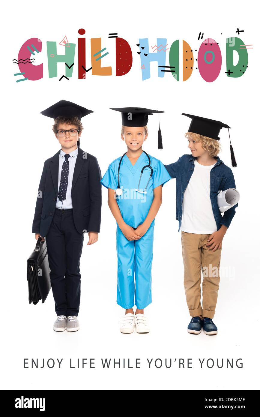 bambini in cappelli di laurea vestiti in costumi di diverse professioni in  piedi vicino all'infanzia scritta su bianco Foto stock - Alamy