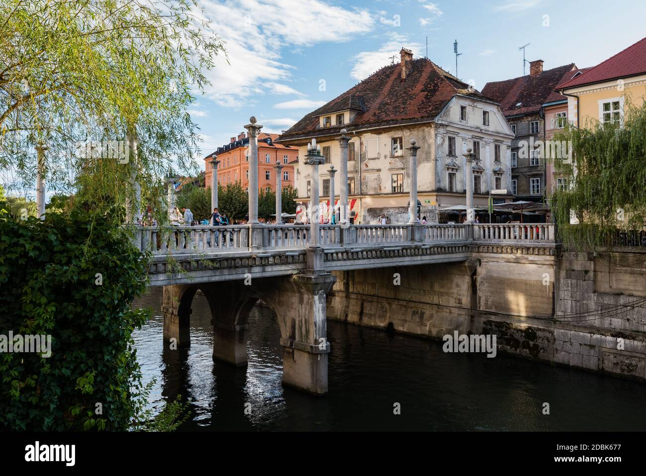 L'iconico ponte Cobblers a Lubiana con il fiume Lubiana e. vecchia casa in background in giornata di sole Foto Stock