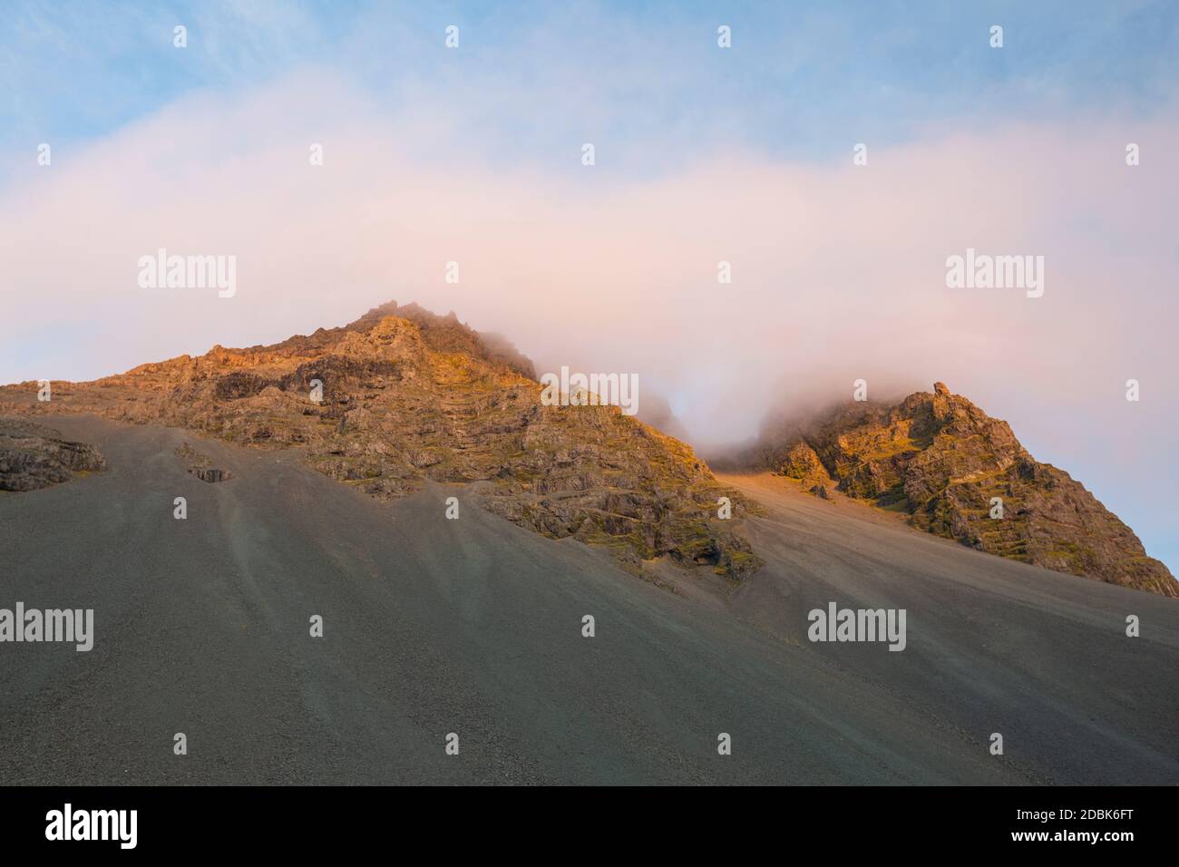 Vestahorn Mountains and environment, Islanda. Foto Stock