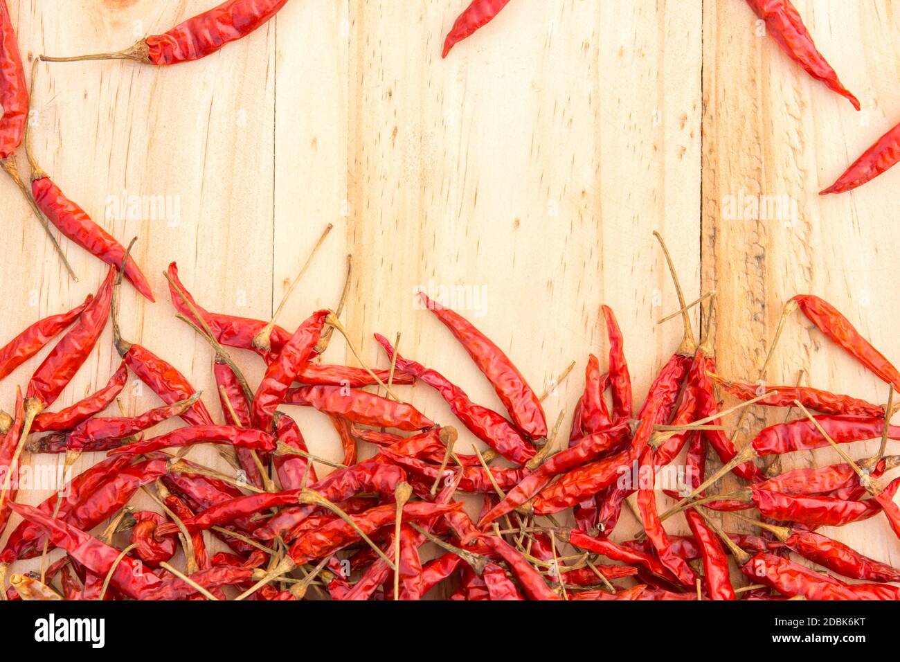 Peperoncini essiccati su pavimento in legno Foto Stock