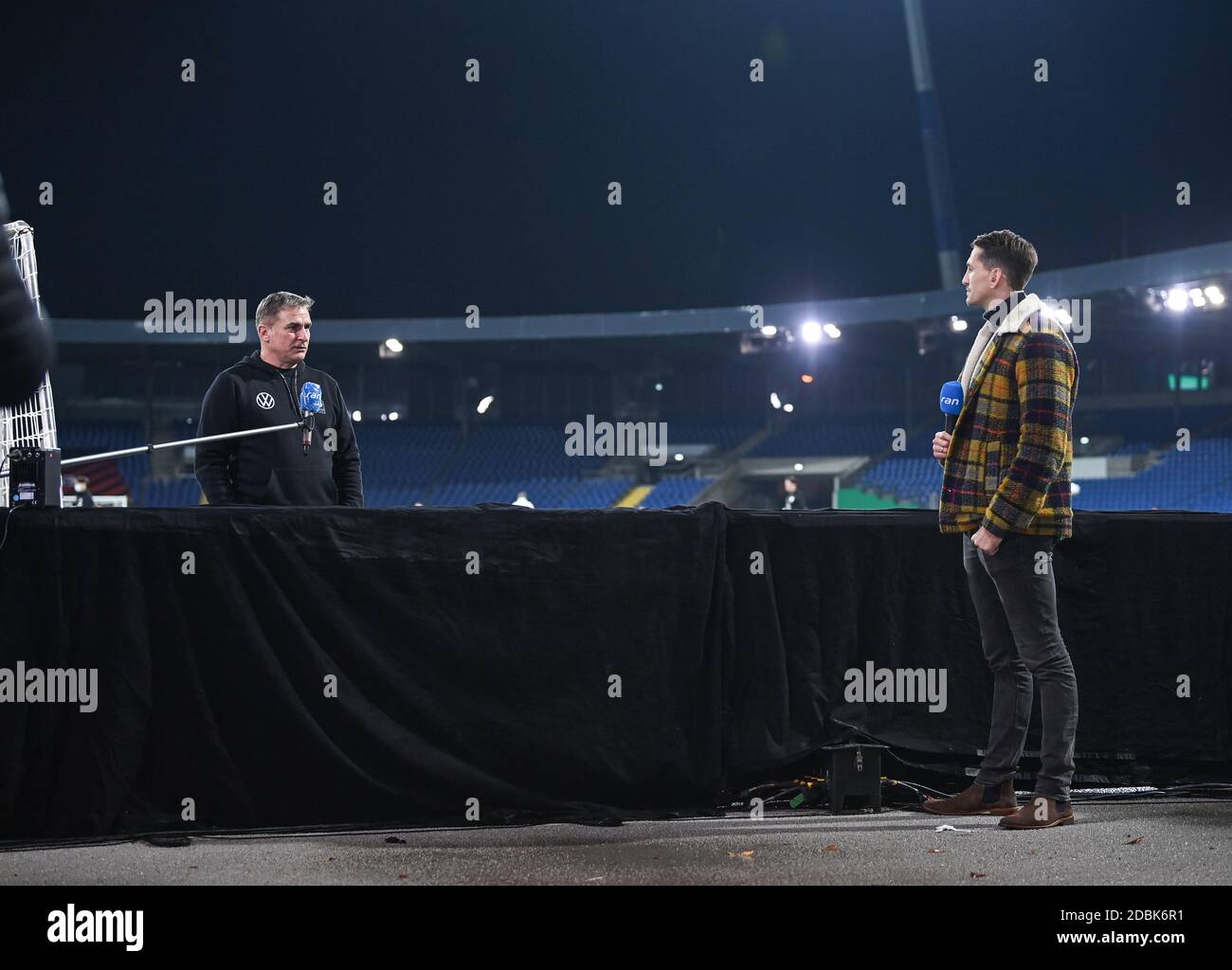 Braunschweig, Germania. 17 novembre 2020. Allenatore Stefan Kuntz (Germania) in conversazione con Rene Adler (ProSieben Maxx/r.) esperto televisivo sulla distanza igienica. GES/Football/Campionato europeo qualificazione: Germania U21 - Galles U21, 11/17/2020 Calcio: Euro Qualifier Under 21: Germania vs Galles, Braunschweig, 17 novembre 2020 | Usage worldwide Credit: dpa/Alamy Live News Foto Stock