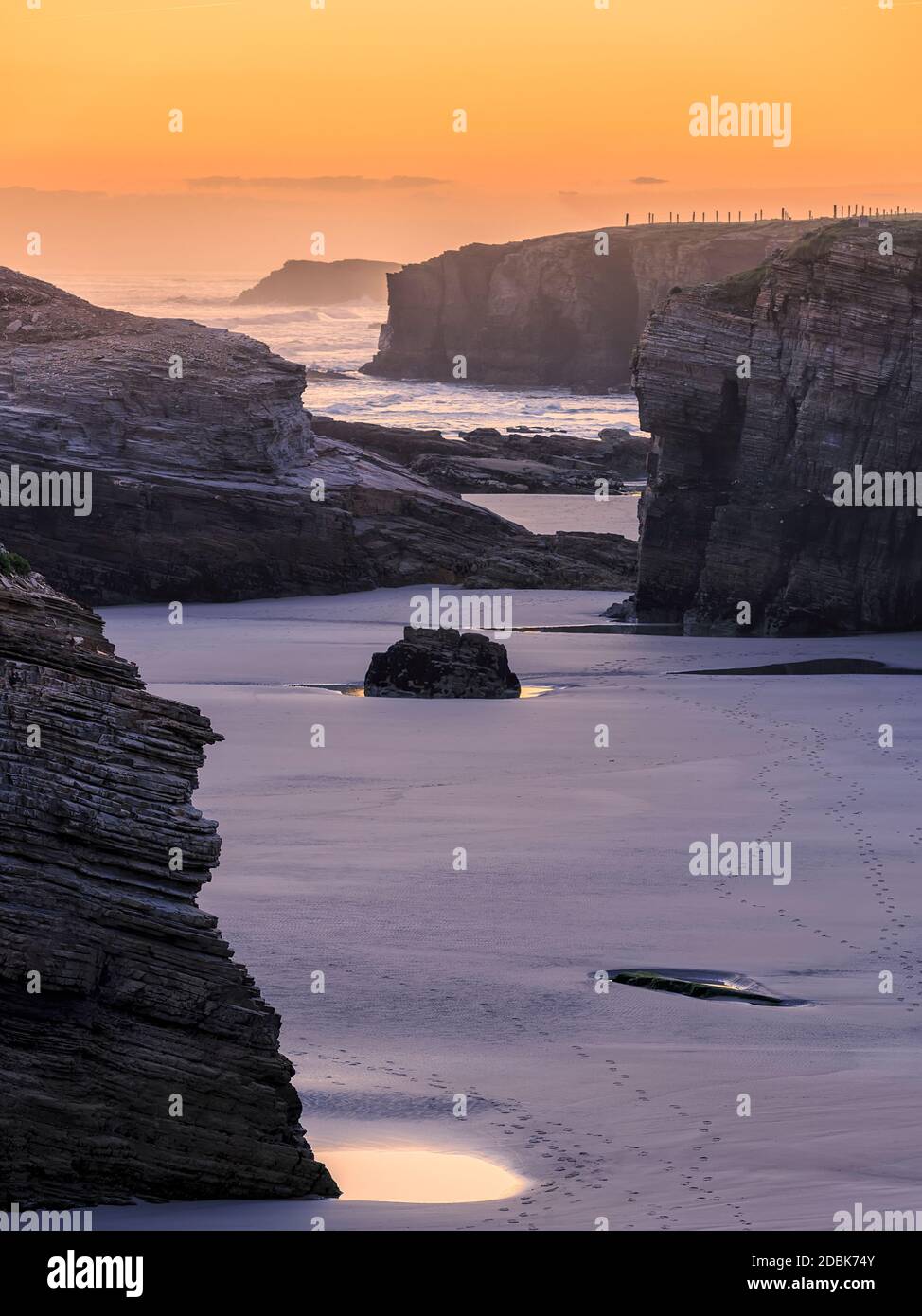 Catedrales Beach all'alba a Lugo, spagna. Foto Stock