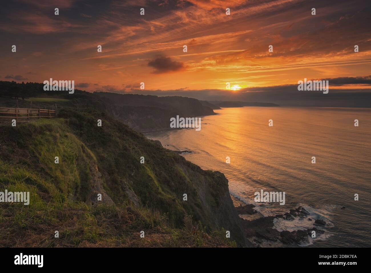 Tramonto sulla Costa Cantabrica nel nord della Spagna. Foto Stock
