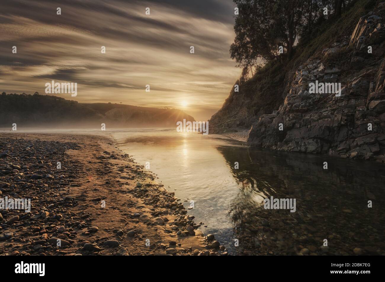 Spiaggia de Cueva al Tramonto nelle Asturie. SPAGNA Foto Stock