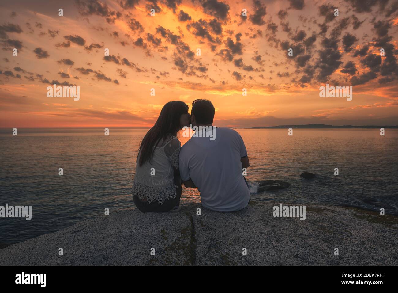 Coppia godendo il tramonto a Finisterre. Galizia. Spagna Foto Stock