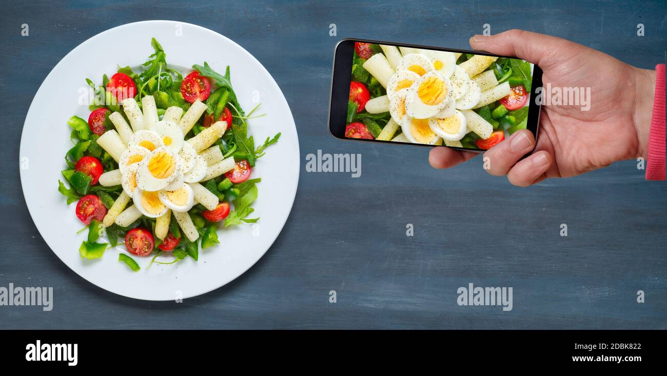 Photographing salat di asparagi freschi per l'invio sui social media, spazio libero di copia, piatto di posa Foto Stock