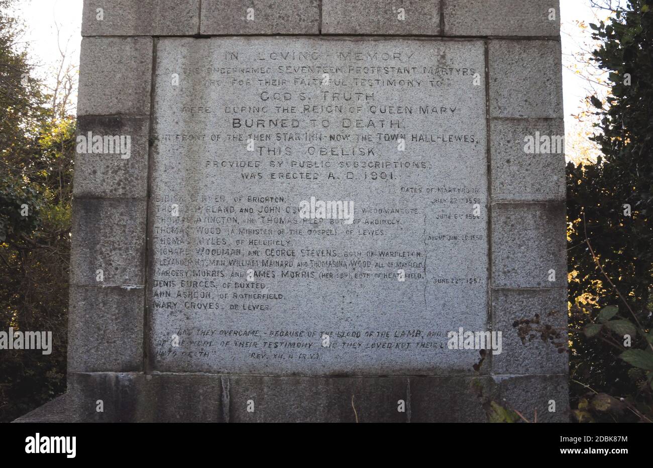 Il Memoriale dei Martiri si trova sulla collina di Cliffe, nella città di Lewes, nel Sussex orientale. Ricorda i 17 martiri protestanti bruciati a morte in città. Foto Stock