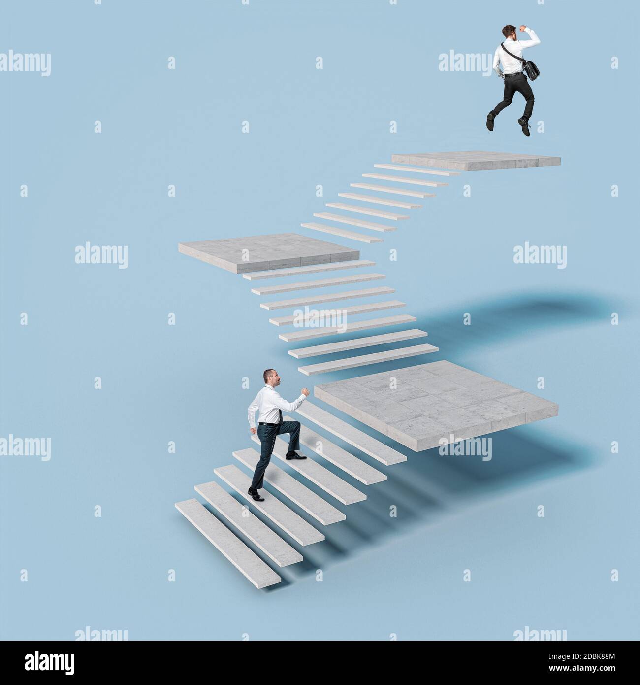 gli uomini d'affari salgono le scale per raggiungere il successo. L'uomo in cima salta per gioia Foto Stock